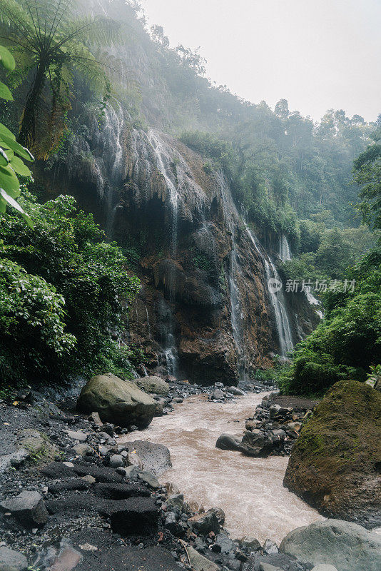 在爪哇的Tumpak Sewu瀑布的风景